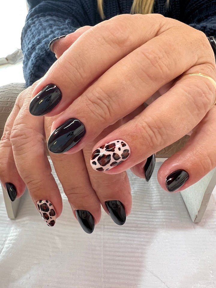 Manicura y nail art realizados en Sinergia Cosmiatría y Estética