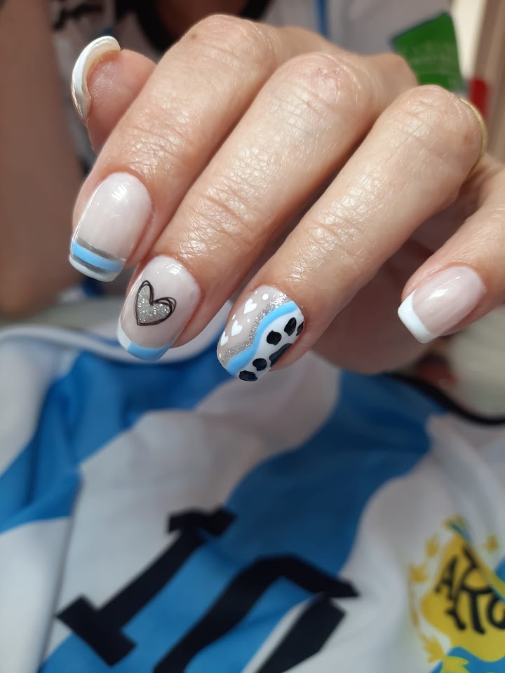 Manicura francesa con diseño realizada en Sinergia